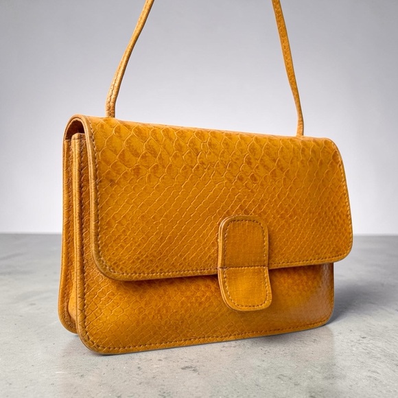 mundi Handbags - MUNDI small vintage Tan leather clean Crossbody Bag with Flap Closure